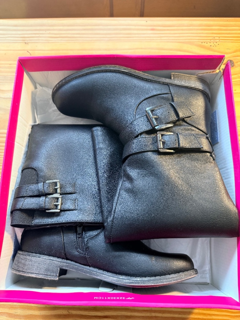 Black riding boot. 6.5